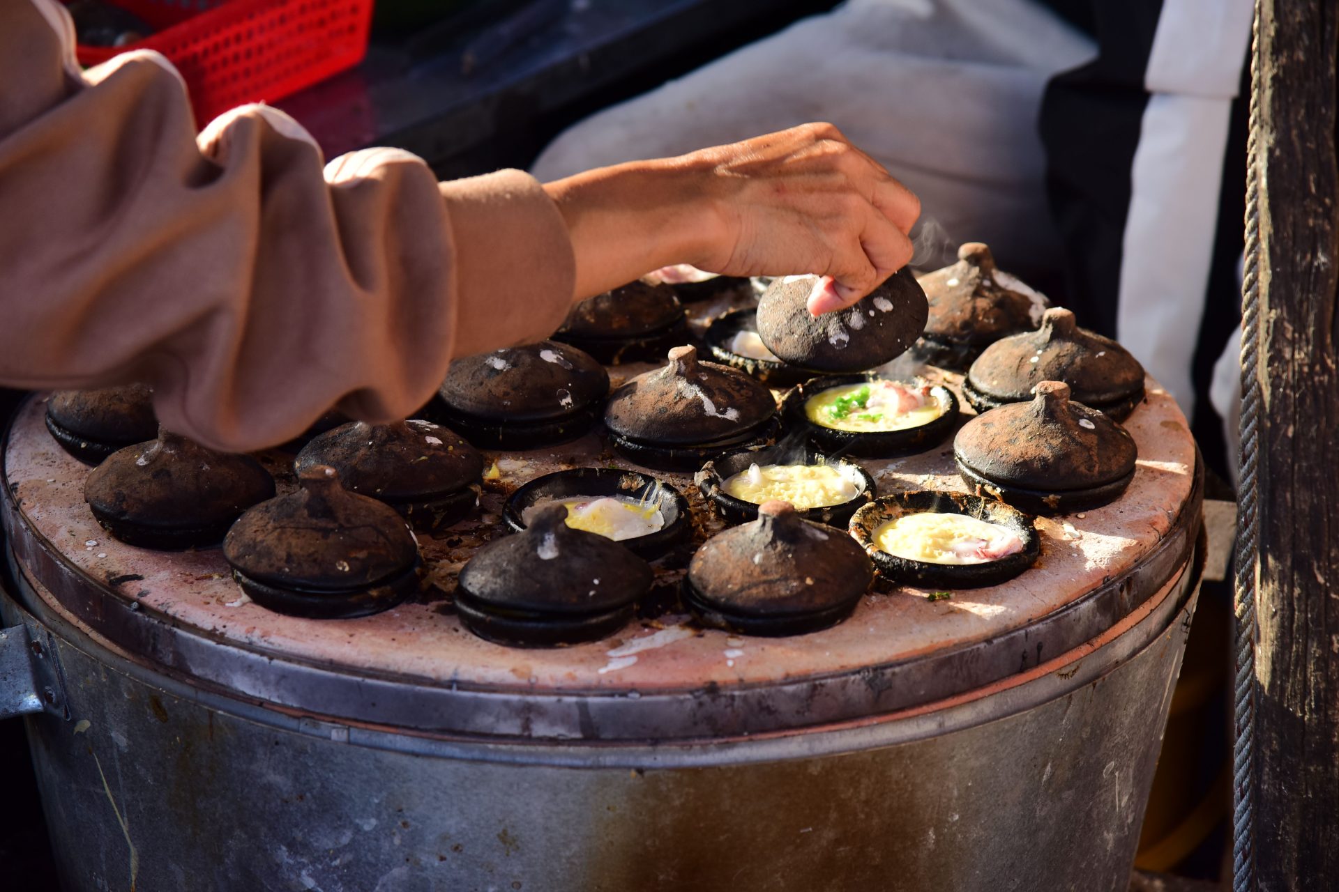 Small crisp Thai pancakes filled with meringue and topping