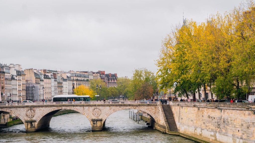 where to stay in Paris by neighborhood map and central rooftops