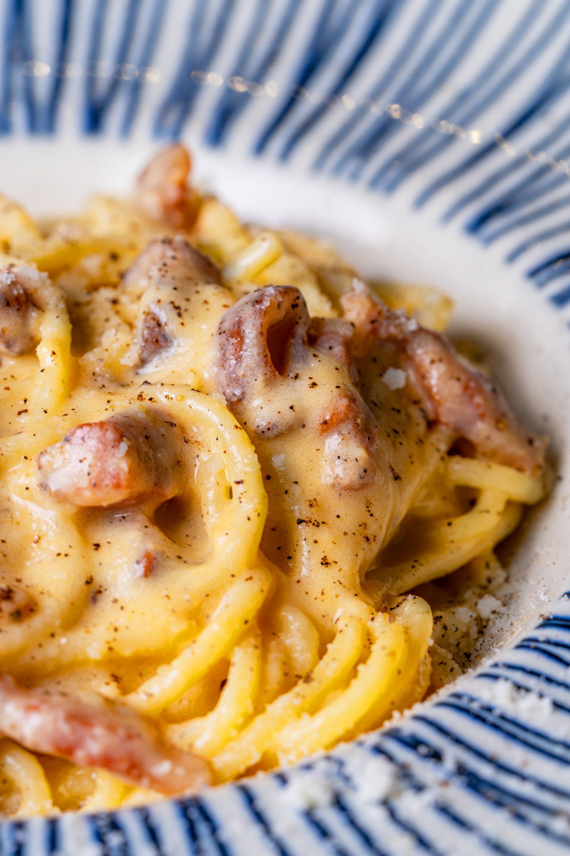 Spaghetti cacio e pepe with coarse black pepper