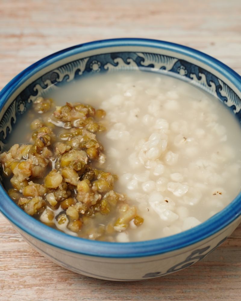 Bowl of Thai jok rice porridge topped with crispy fried garlic