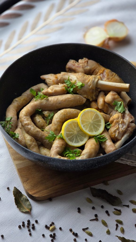 A pot of tripas à moda do Porto with white beans and lemon