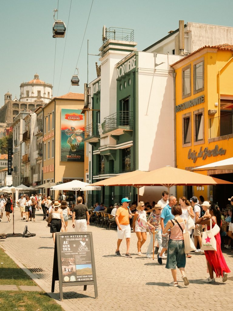 Crowds on the Gaia waterfront with the cable car overhead