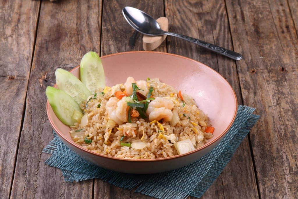 Valencia food guide: a pan of paella served with lemon